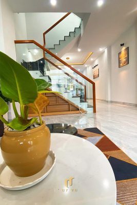 Cầu thang nhà anh Khôi