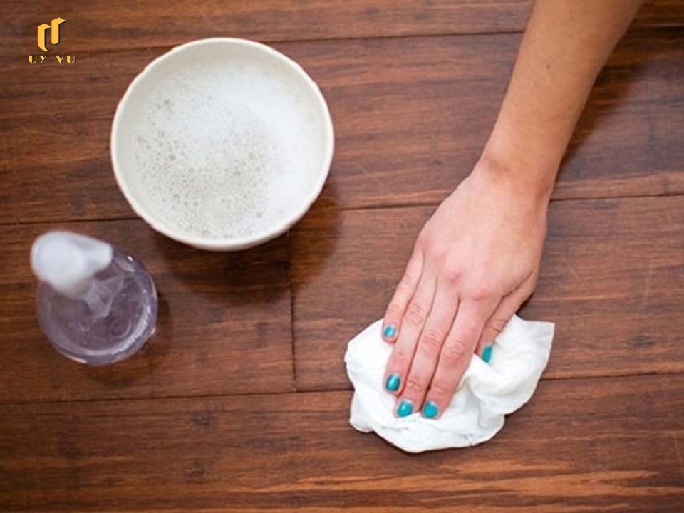 Dùng xà phòng và nước ấm để làm sạch nội thất gỗ