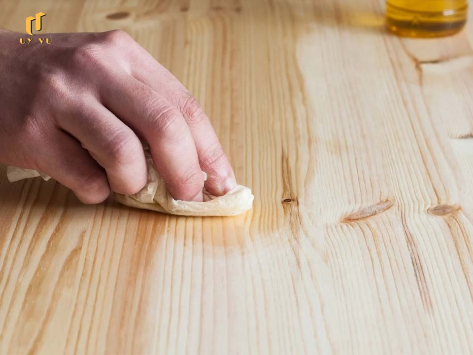 Làm sạch đồ gỗ bằng dầu Paraffin hoặc bia