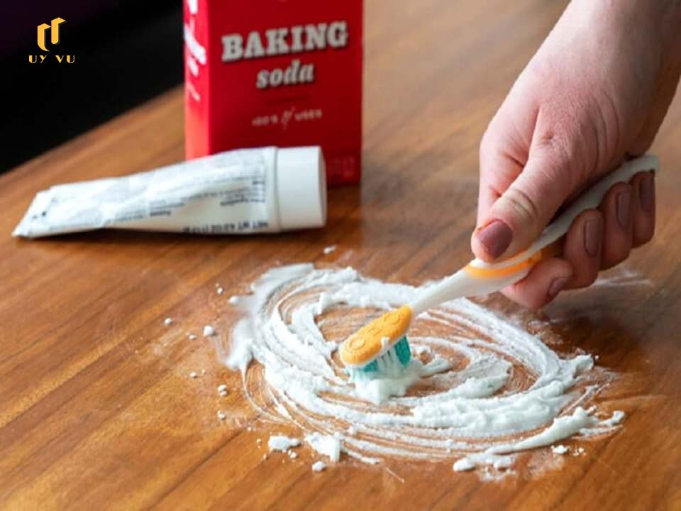 Làm sạch đồ gỗ bằng hỗn hợp baking soda và nước ấm