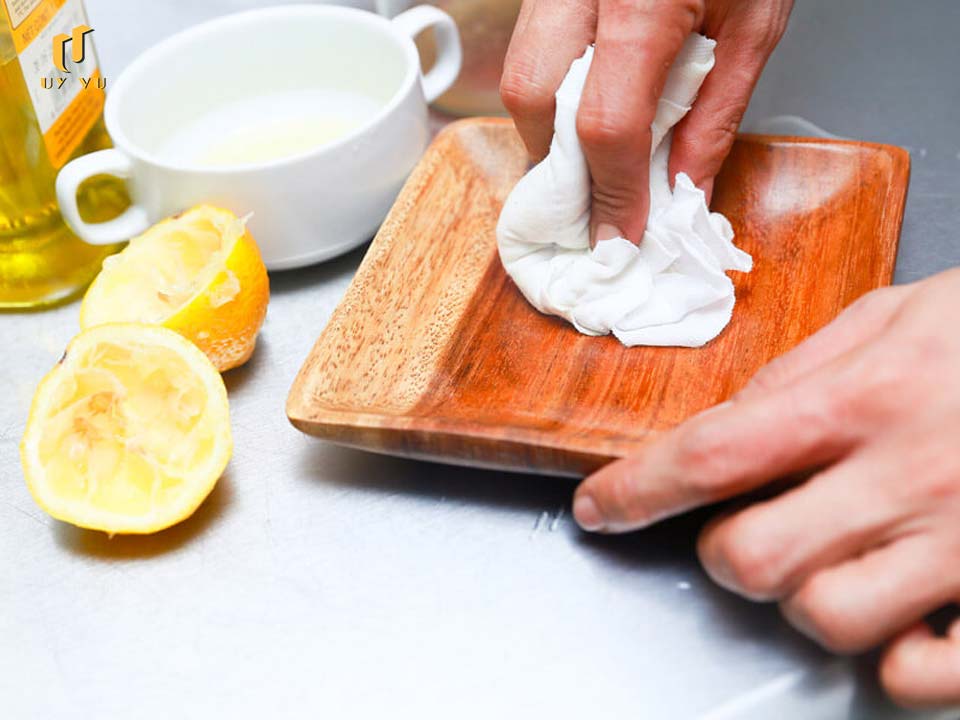 Làm sạch đồ gỗ với giấm ăn hoặc nước cốt chanh pha loãng