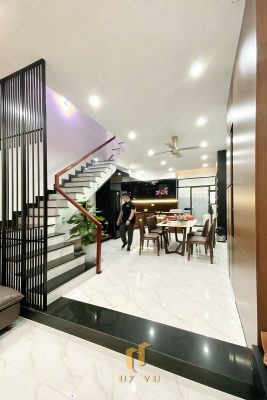 Nhà anh Quốc - Khu vực bếp và cầu thang