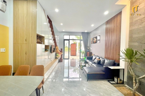 Nhà phố độc đáo, tinh tế 2 tầng Phòng khách nhìn từ bếp