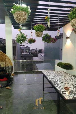 Không gian sân thượng có dây leo và ghế