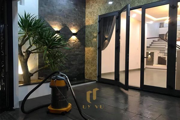 Sân trước nhà anh Giang