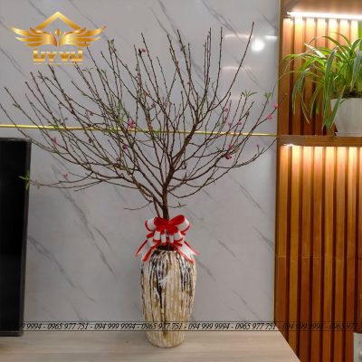 Nhà chị Thanh - Bình hoa đào phòng khách