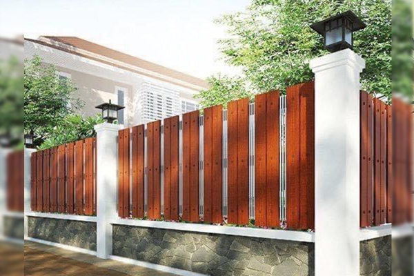 Hàng rào bên ngoài nhà chị Mai Nấm