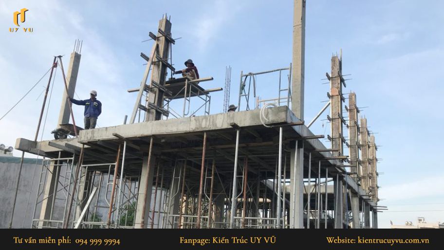 Hướng dẫn các kỹ thuật đổ bê tông cột đảm bảo chất lượng dành cho bạn Thợ xây tiến hành dỡ cốp pha cột