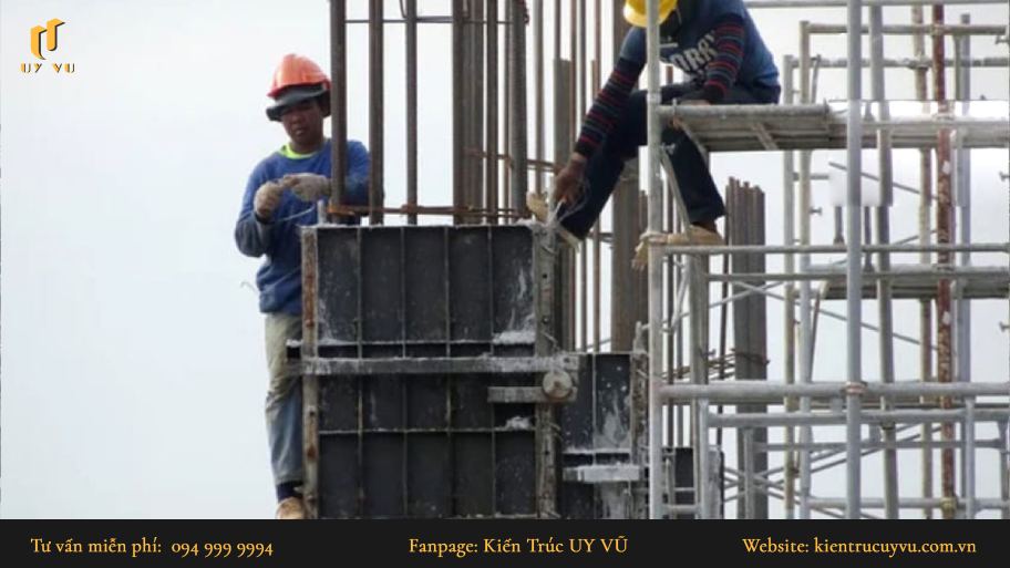 Hướng dẫn các kỹ thuật đổ bê tông cột đảm bảo chất lượng dành cho bạn Nhân công tiến hành đổ bê tông cột đúng kỹ thuật