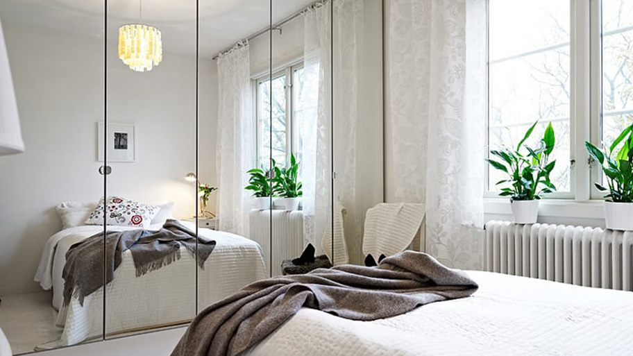 30+ mẫu thiết kế phòng ngủ cho nữ - Từ nhẹ nhàng đến cá tính Tránh bố trí giường đối diện gương vì làm tăng cảm giác bất an