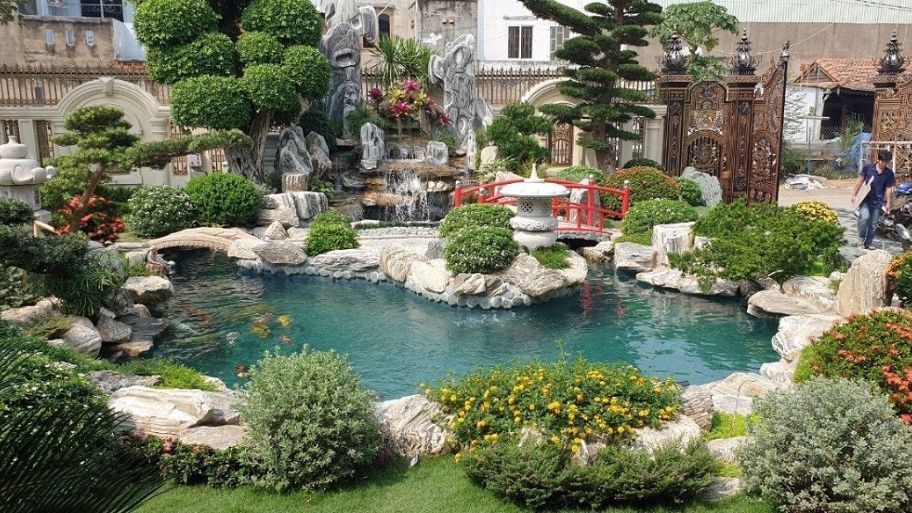 Hồ cá sàn kết hợp tiểu cảnh sân vườn
