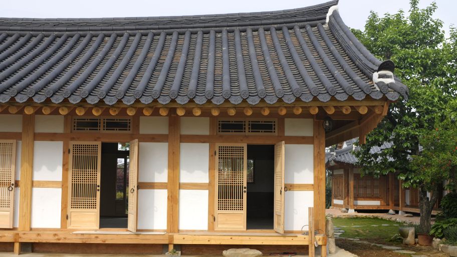 Mẫu nhà mái dốc gợi nhớ làng quê Hàn Quốc xưa