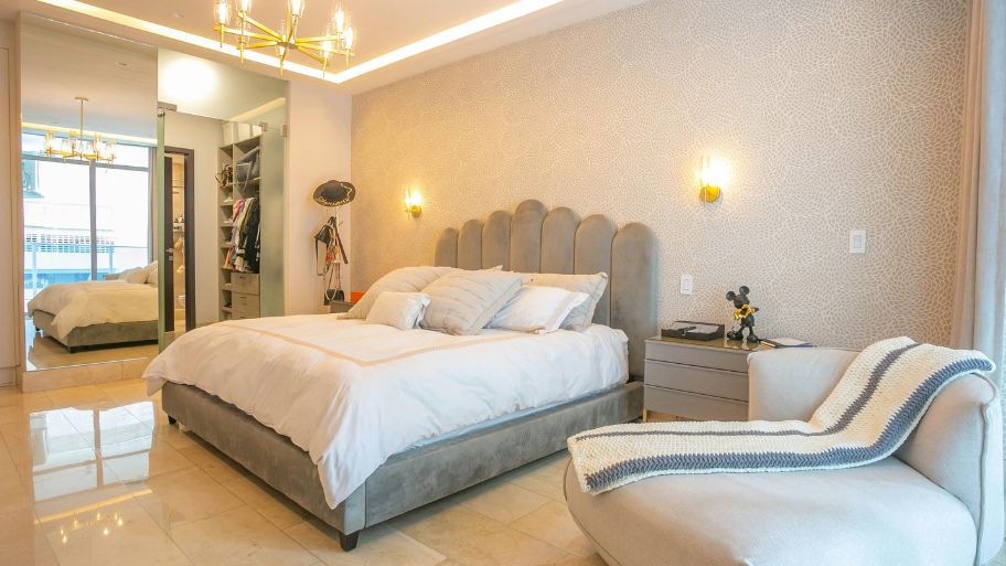 Khám phá xu hướng thiết kế nhà nhiều ánh sáng tiết kiệm năng lượng Lắp đặt gương thông minh để lan tỏa ánh sáng khắp không gian