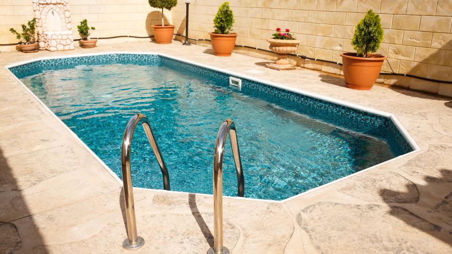 Vì sao nên thiết kế bể bơi mini trong nhà?