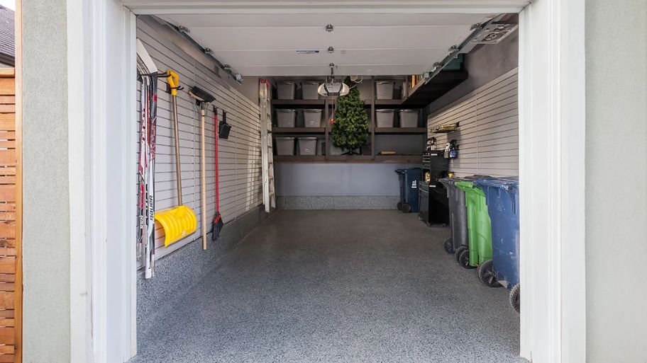 Gợi ý 6 mẫu thiết kế nhà để xe ô tô hiện đại và tối ưu diện tích Bố trí nội thất bên trong gara gọn gàng và khoa học