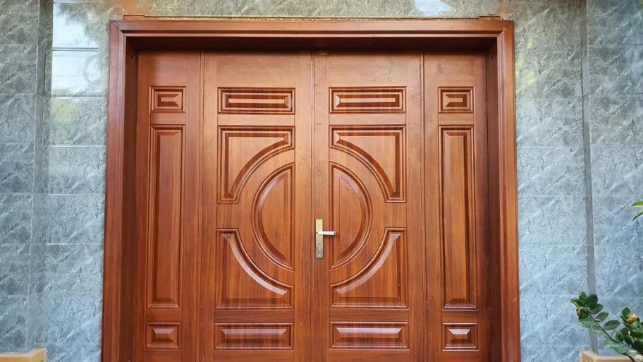 Cửa chính làm bằng gỗ tự nhiên