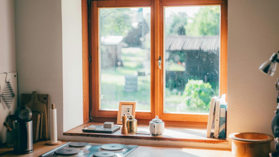 Mẫu cửa sổ bằng gỗ gần gũi với thiên nhiên