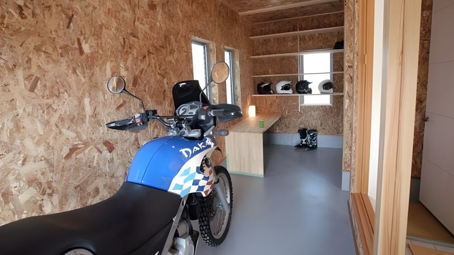 Top 5+ ý tưởng thiết kế nhà để xe máy phù hợp với không gian sống Sử dụng lối vào để làm chỗ để xe