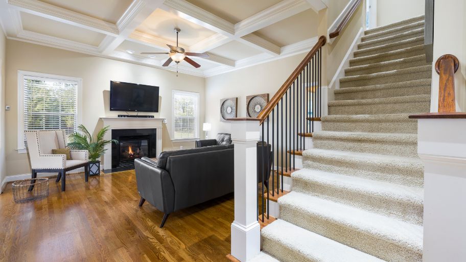 Cầu thang gỗ thể hiện sự ấm cúng và sang trọng