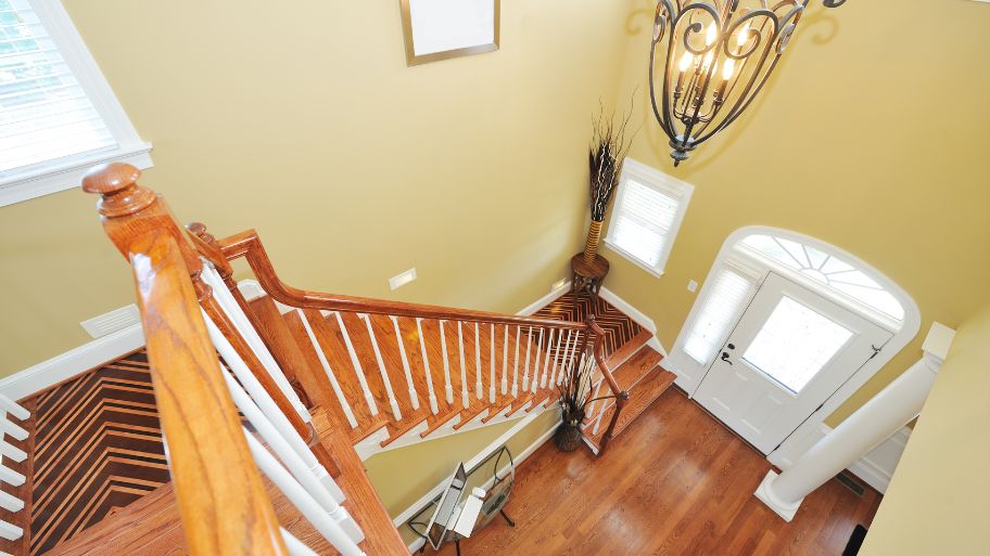 Độ rộng và độ cao của thiết kế bậc cầu thang ở cuối nhà