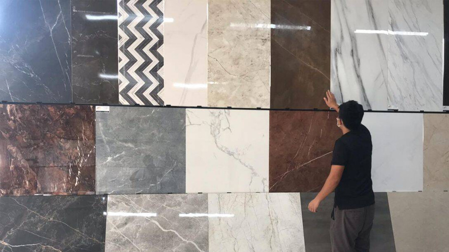 Kinh nghiệm chọn gạch ốp tường phòng khách đẹp và bền theo thời gian Gạch men ốp tường