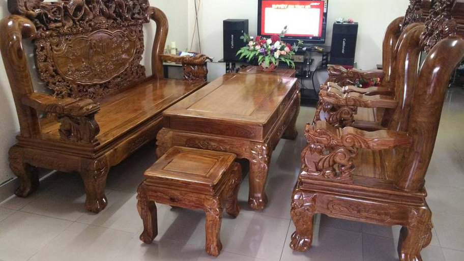 Màu sắc và vân gỗ độc đáo của bàn ghế phòng khách