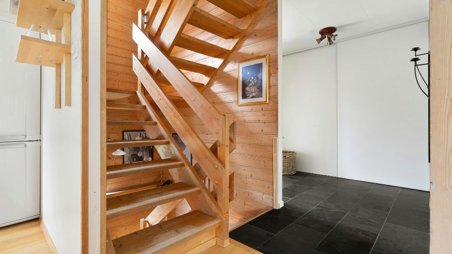 Thiết kế cầu thang cuối nhà đẹp bằng gỗ tự nhiên