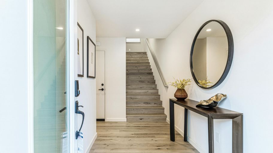 Thiết kế cầu thang cuối nhà đẹp, gọn gàng