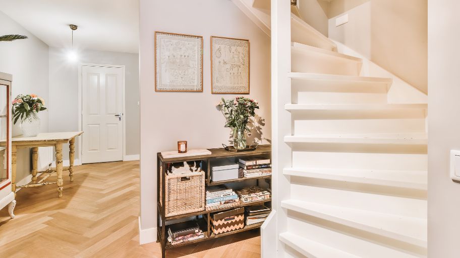 Thiết kế cầu thang cuối nhà phải có lan can và tay vịn