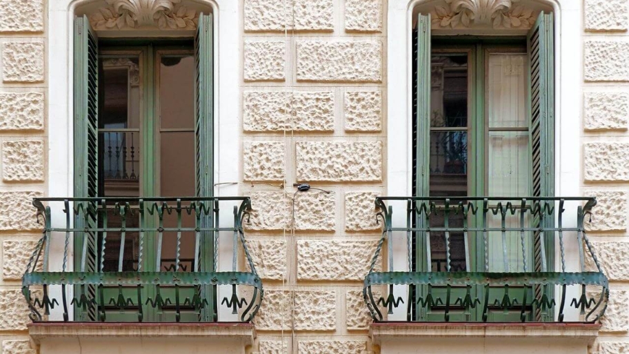 Ban công biệt thự tân cổ điển giúp tăng chiều sâu và nhịp điệu mặt đứng.