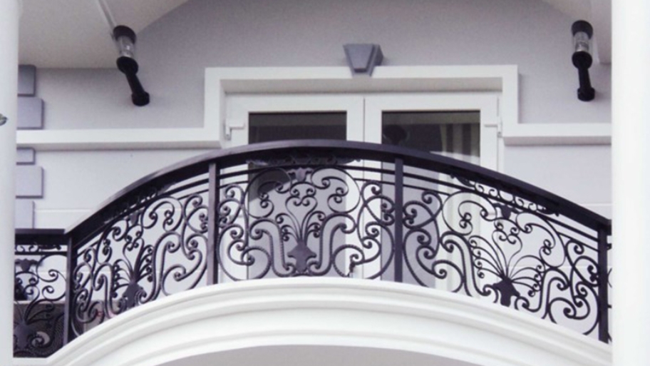 Ban công cong mềm mại làm nổi bật kiến trúc biệt thự tân cổ điển.