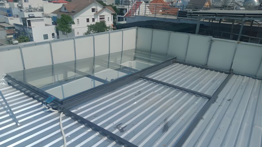 Hướng dẫn từ A-Z thiết kế giếng trời cho nhà mái tôn mới nhất 2026 Bước 2: Đo kích thước trong cách làm giếng trời cho nhà mái tôn