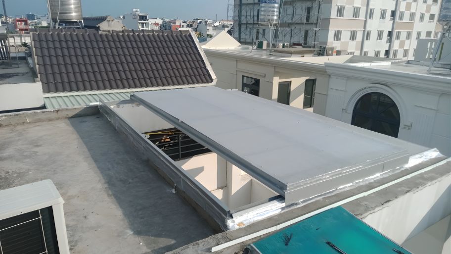 Hướng dẫn từ A-Z thiết kế giếng trời cho nhà mái tôn mới nhất 2026 Bước 5: Thi công và lắp đặt giếng trời cho mái tôn