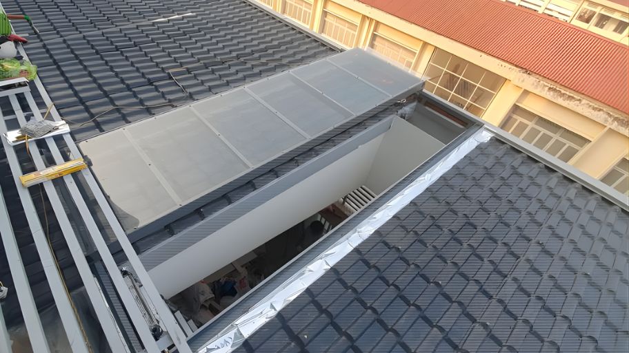 Hướng dẫn từ A-Z thiết kế giếng trời cho nhà mái tôn mới nhất 2026 Thiết kế giếng trời mái tôn đơn giản, tinh tế