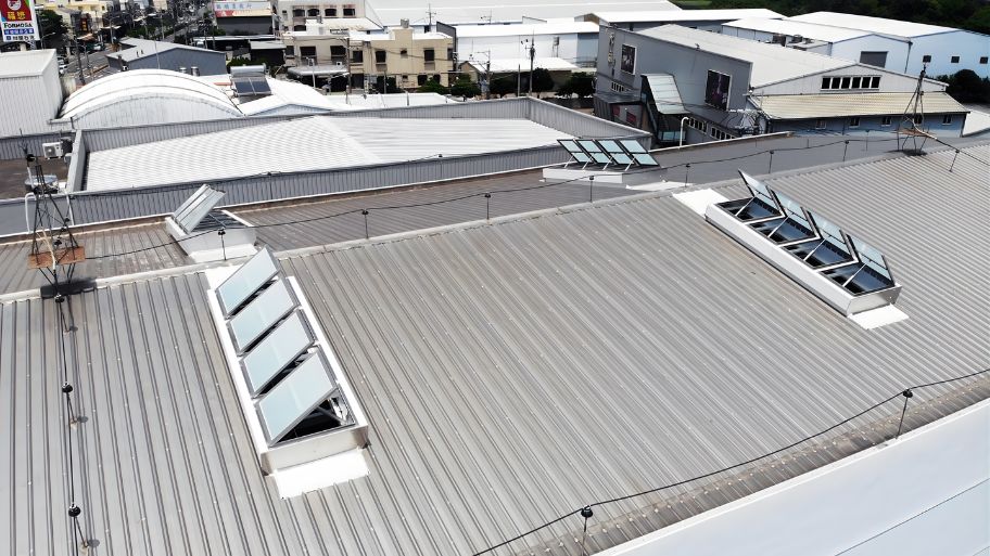 Hướng dẫn từ A-Z thiết kế giếng trời cho nhà mái tôn mới nhất 2026 Giếng trời mái tôn khung nhôm