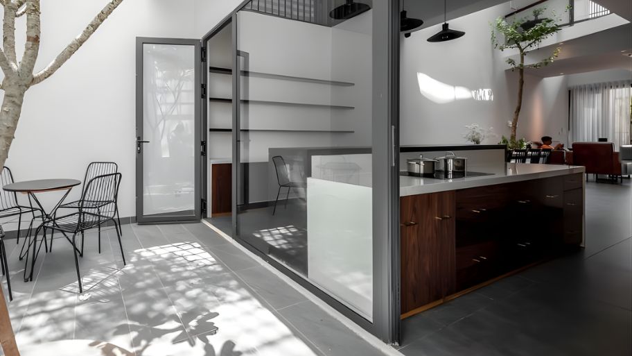 Giếng trời sau nhà kết hợp cây xanh