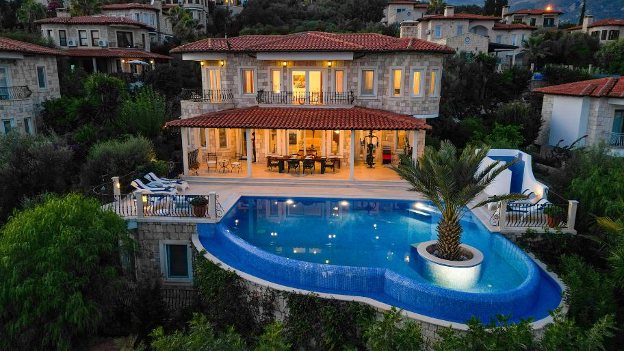 Mẫu thiết kế biệt thự 2 tầng có bể bơi sang trọng