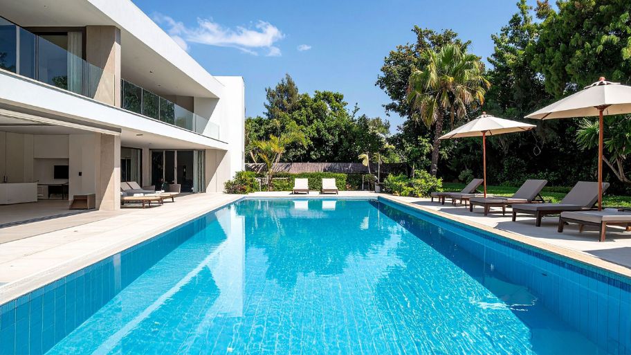 Mẫu thiết kế biệt thự hiện đại có hồ bơi tiện nghi