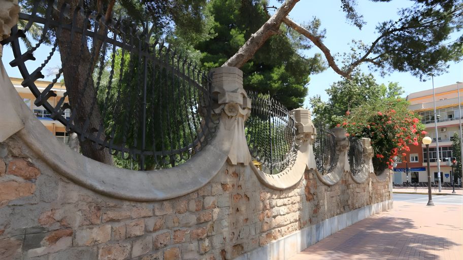 Thiết kế tường rào biệt thự tạo dấu ấn ngay từ ánh nhìn đầu tiên Thiết kế tường rào biệt thự cổ điển Pháp