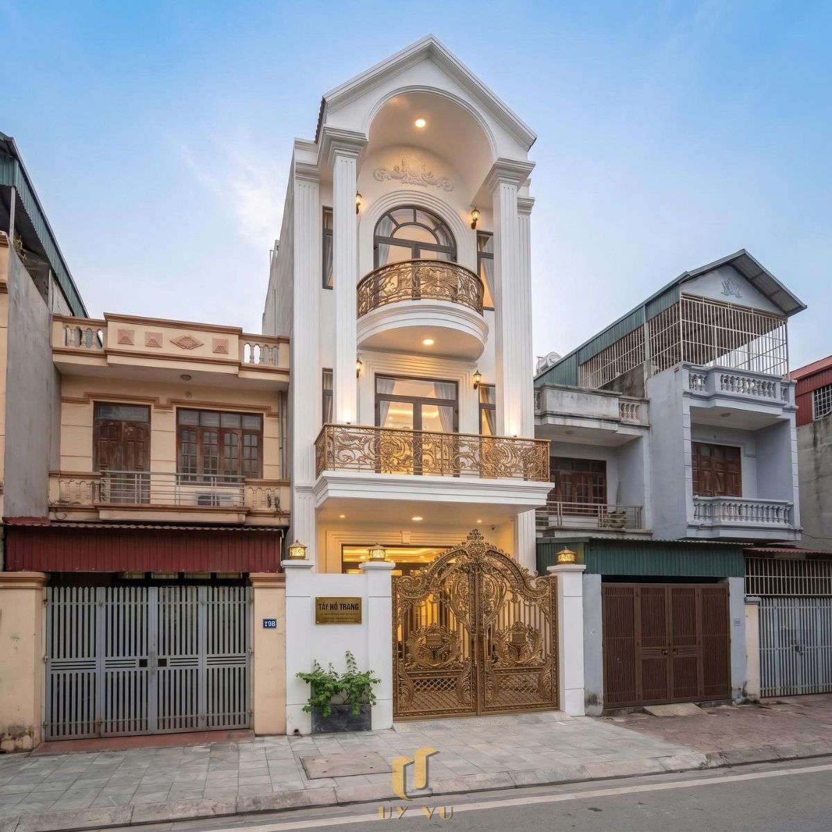 Sang trọng & đẳng cấp với mẫu nhà phố cổ điển 3 tầng - anh Hưng Thiết kế mặt tiền nhà phố cổ điển của anh Hưng