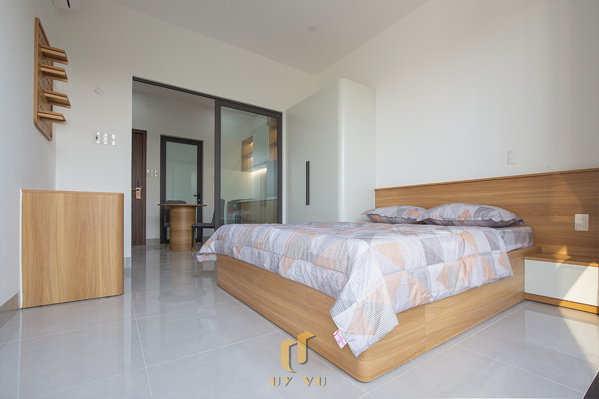 Mỡ Apartment – Căn Hộ Cho Thuê Đà Nẵng Hiện Đại, Tối Ưu 11-Phòng ngủ căn hộ Mỡ Apartment với giường gỗ, nội thất tối giản và không gian thoáng