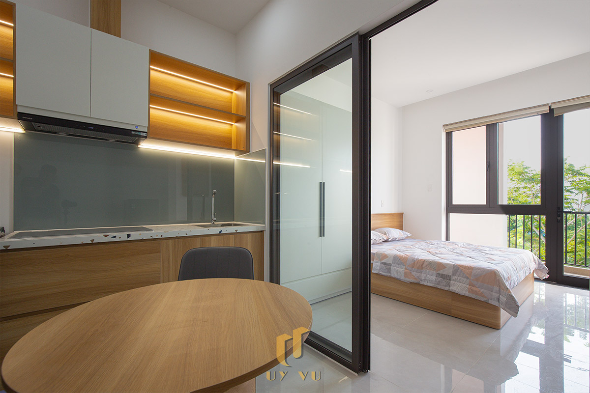 Mỡ Apartment – Căn Hộ Cho Thuê Đà Nẵng Hiện Đại, Tối Ưu 12-Không gian bếp và phòng ngủ liên thông qua cửa kính tại căn hộ Mỡ Apartment