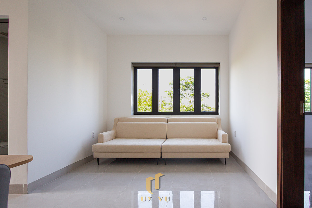 Mỡ Apartment – Căn Hộ Cho Thuê Đà Nẵng Hiện Đại, Tối Ưu 14-Góc nhìn chính diện phòng khách căn hộ Mỡ Apartment với thiết kế tối giản, thoáng đãng