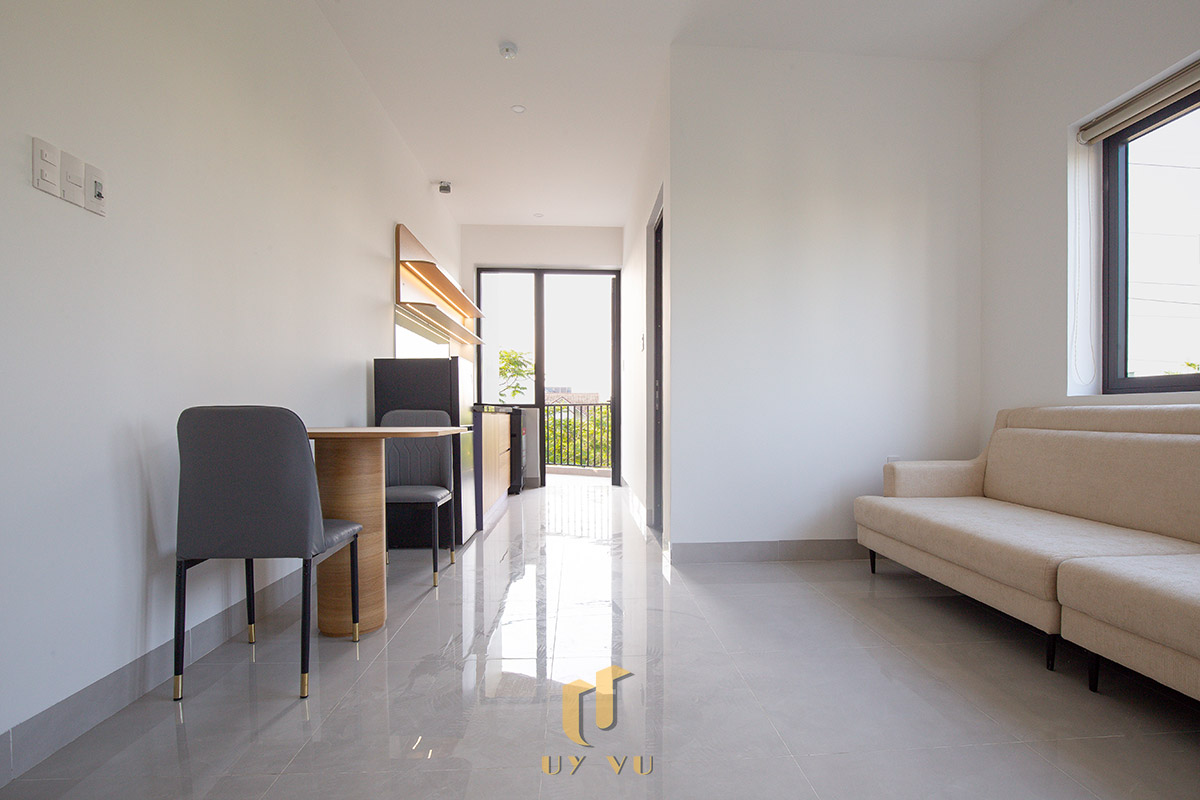 Mỡ Apartment – Căn Hộ Cho Thuê Đà Nẵng Hiện Đại, Tối Ưu 16-Không gian sinh hoạt căn hộ Mỡ Apartment nối liền bàn ăn, bếp và cửa ra ban công