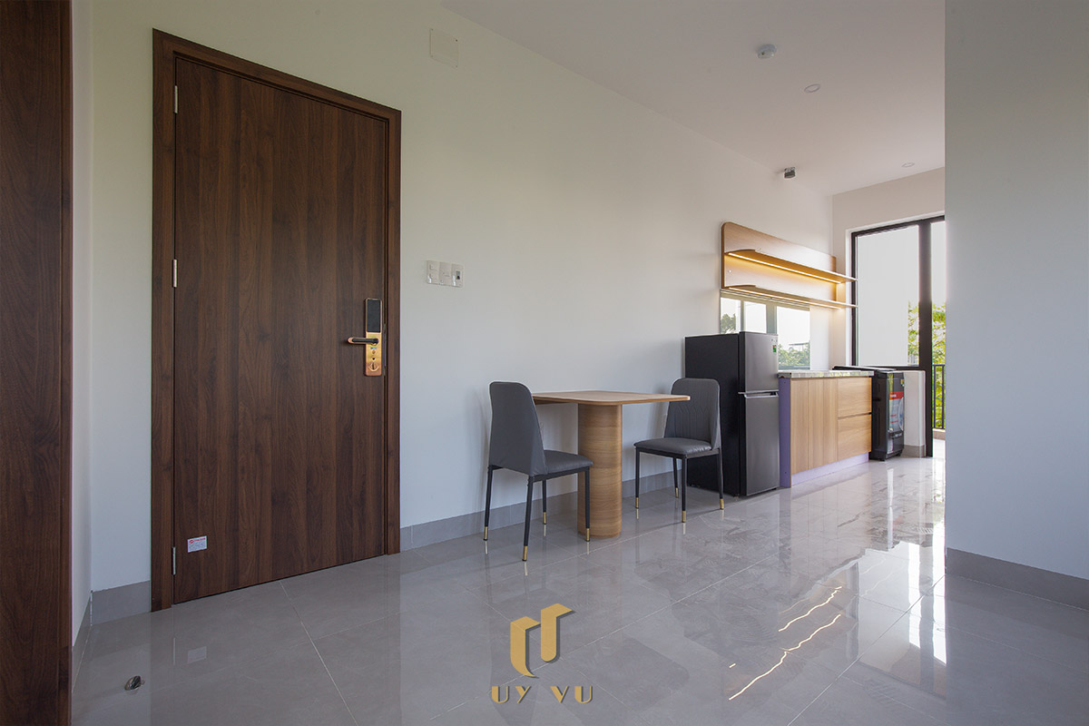 Mỡ Apartment – Căn Hộ Cho Thuê Đà Nẵng Hiện Đại, Tối Ưu 17-Khu vực bàn ăn nhỏ gọn cạnh cửa ra vào và bếp trong căn hộ Mỡ Apartment