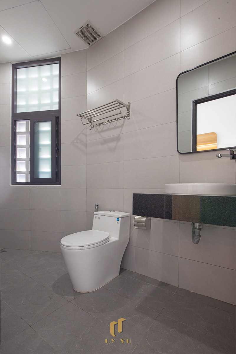 Mỡ Apartment – Căn Hộ Cho Thuê Đà Nẵng Hiện Đại, Tối Ưu 18-Phòng tắm căn hộ Mỡ Apartment với lavabo treo, bồn cầu và cửa sổ thông thoáng