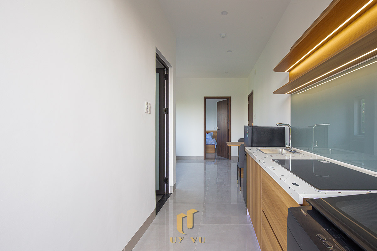 Mỡ Apartment – Căn Hộ Cho Thuê Đà Nẵng Hiện Đại, Tối Ưu 20-Góc bếp nhìn dọc hành lang căn hộ Mỡ Apartment với thiết kế gọn gàng, hiện đại