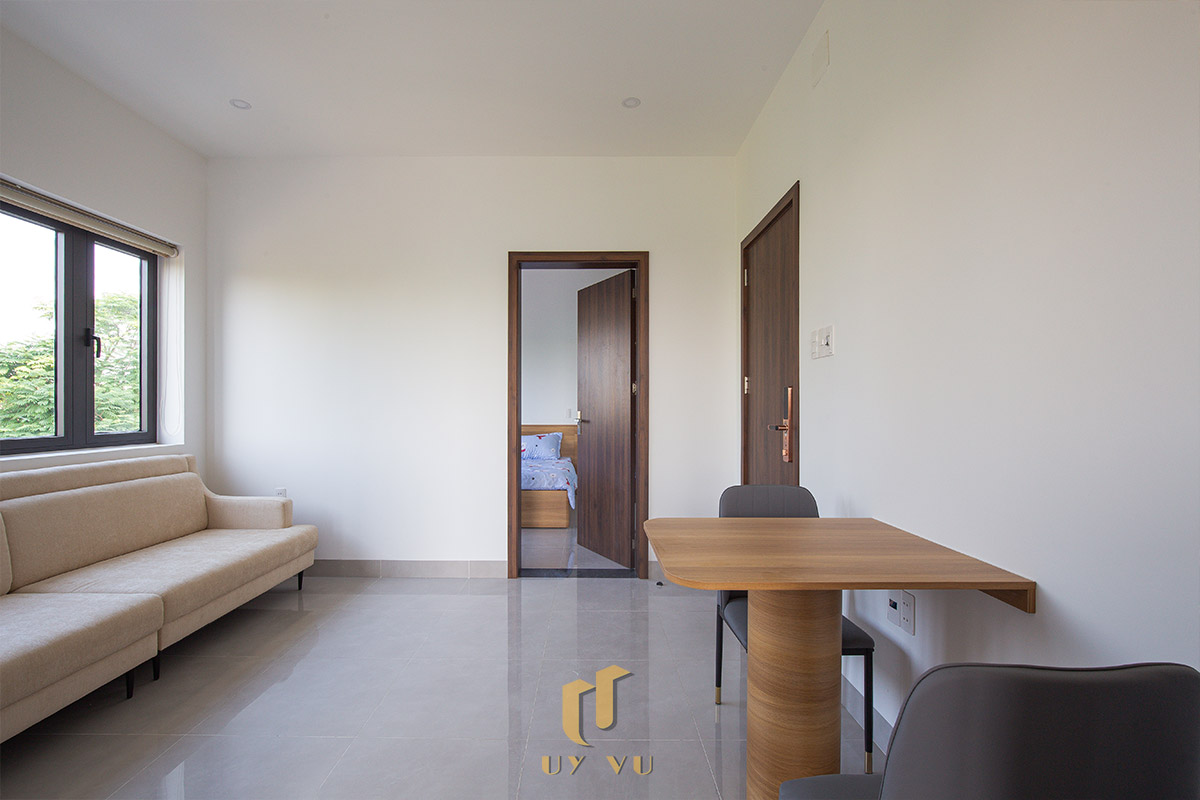 Mỡ Apartment – Căn Hộ Cho Thuê Đà Nẵng Hiện Đại, Tối Ưu 22 - Không gian phòng khách và bàn ăn căn hộ Mỡ Apartment với thiết kế tối giản, sáng thoáng
