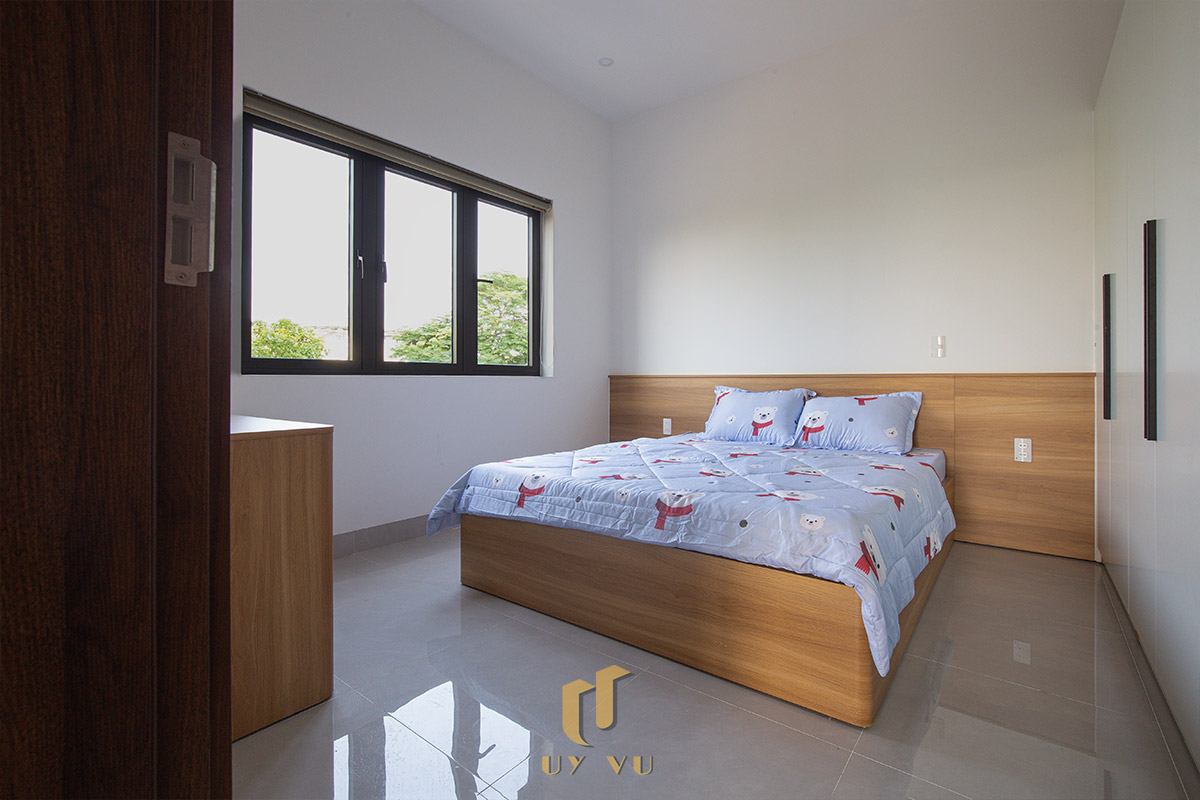 Mỡ Apartment – Căn Hộ Cho Thuê Đà Nẵng Hiện Đại, Tối Ưu 23 - Phòng ngủ căn hộ Mỡ Apartment với giường gỗ, cửa sổ lớn đón ánh sáng tự nhiên