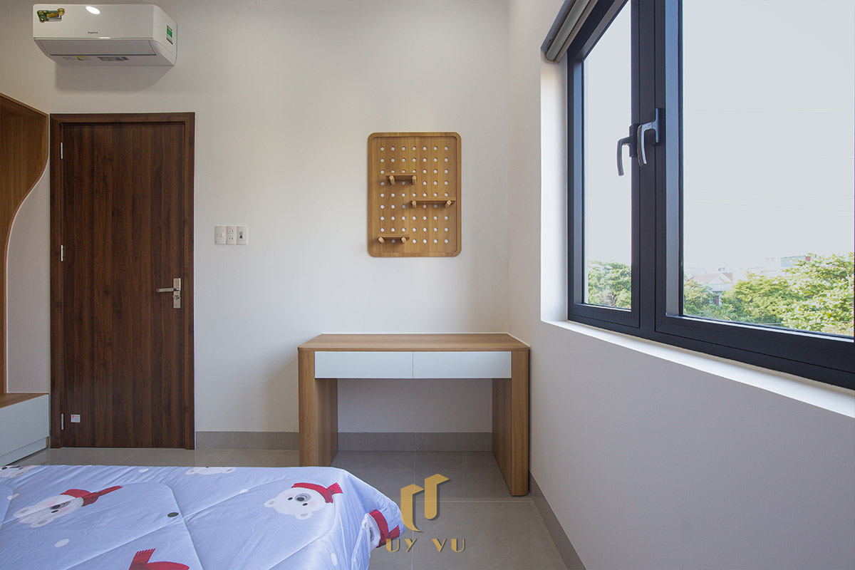 Mỡ Apartment – Căn Hộ Cho Thuê Đà Nẵng Hiện Đại, Tối Ưu 25 - Bàn làm việc cạnh cửa sổ trong phòng ngủ căn hộ Mỡ Apartment với ánh sáng tự nhiên